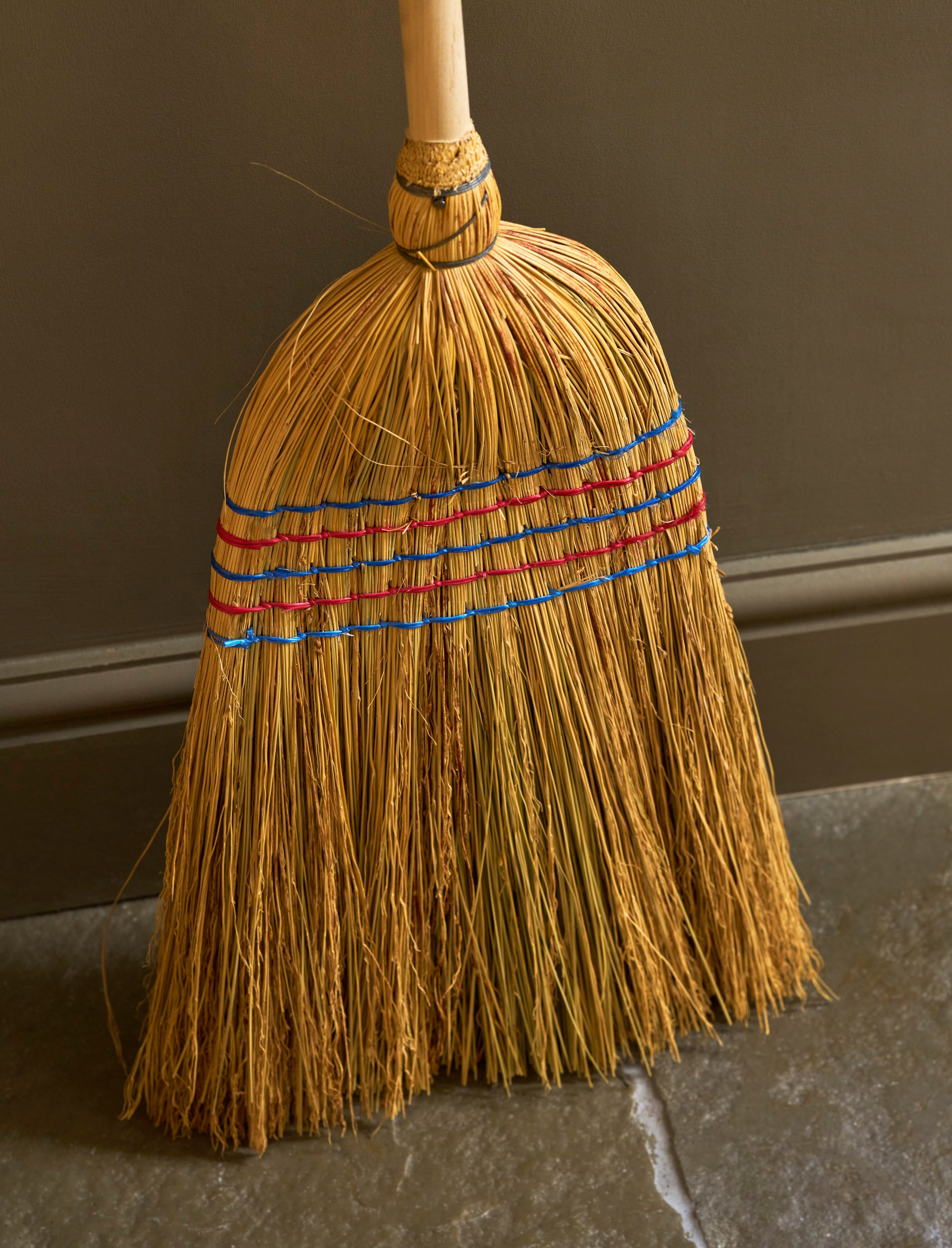 CLASSIC TRADITIONAL STRAW BROOM